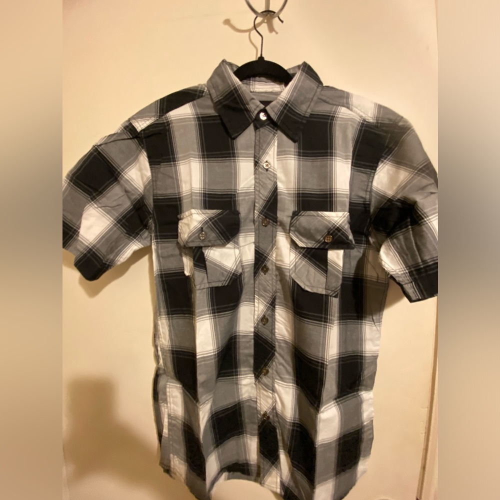 Triveni button up